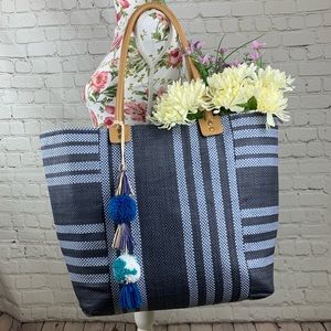 Spacious & Chic Straw Beach Tote 🏖